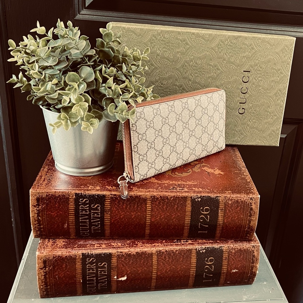 Gucci - Brown Interior GG zip around wallet